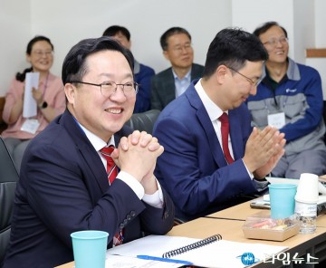 청춘문답 간담회하는 이장우 대전시장