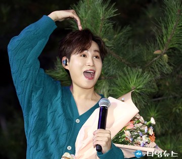 ‘대전 0시 뮤직페스티벌’에서 포토타임 갖는 김희재