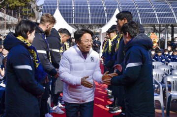 광주FC 비전 선포식 참석한 강기정 광주시장 선수단 격려