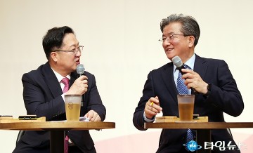 웃으며 대화 나누는 이장우 대전시장과 정용래 유성구청장