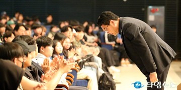 인사하는 정명국 대전시의회 의원
