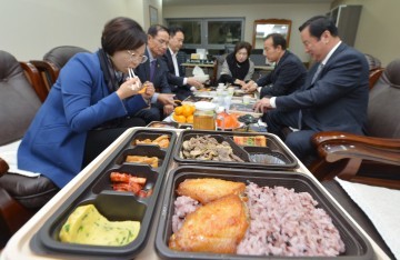 충남도의회 문복위, 도시락 심사 강행군