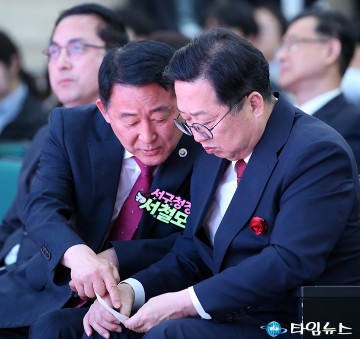 동대전도서관 개관식에서 대화 나누는 이장우 대전시장과 서철모 서구청장