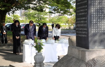 윤석열 대통령 내외- 기시다 총리 내외 한국인 원폭 희생자 위령비 공동 참배