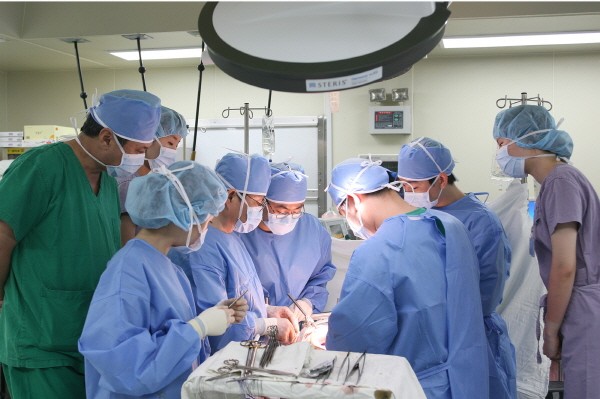 순천향대천안병원, 카자흐스탄 의사에게 이문수 병원장 위암수술법 전수