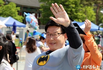 최치상 서구의회 의장, 오늘은 내가 배트맨!