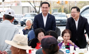 도시가스 개통식에서 주민들과 대화 나누는 이장우 대전시장과 박희조 동구청장