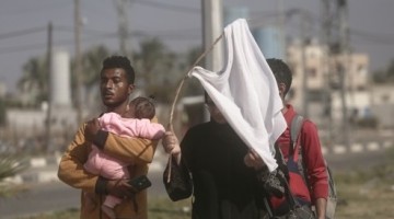 한손엔 백기, 한손엔 손자…"가자주민 대피 중 총격 사망'