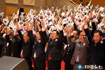 이장우 대전시장, 광복 80주년 경축식서 만세삼창