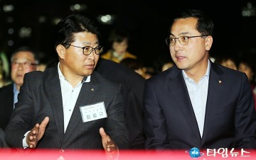 ‘대전 서구힐링 아트페스티벌’에서 대화 나누는 최충규 대덕구청장과 박희조 동구청장