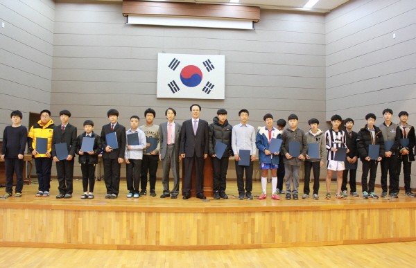 고규환 아세아 주식회사 대표이사 예천중학교에 2,000만원 장학증서 수여