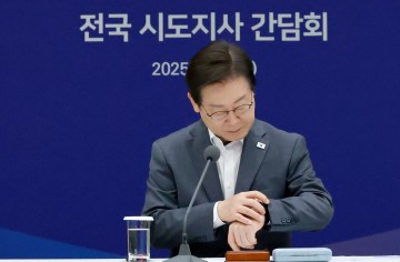 李대통령 국정지지율 56.5%…민주 48.4%·국힘 30.3%[리얼미터]