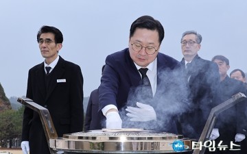 새해 맞아 대전현충원 참배하는 이장우 대전시장