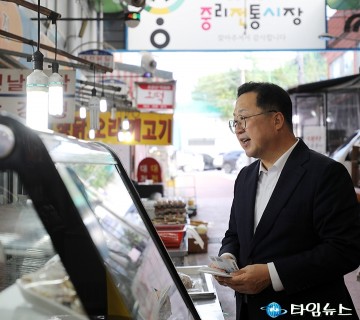 중리시장 찾은 이장우 대전시장, 전통시장 민생 챙기기