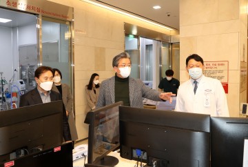 비상진료체계 운영 협조 당부하는 정용래 유성구청장