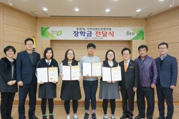 청주 봉명1동 지역사회보장협의체  모범학생에게 장학금 전달 
