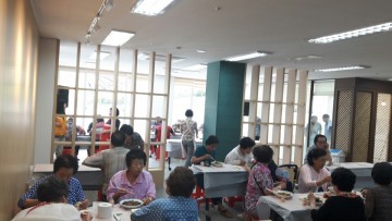 ‘전설의 짬뽕' 김일용씨, 동탄4동 노인회 찾아 '짜장면' 기부   “긴 면발처럼 오래오래 건강하게 사세요”