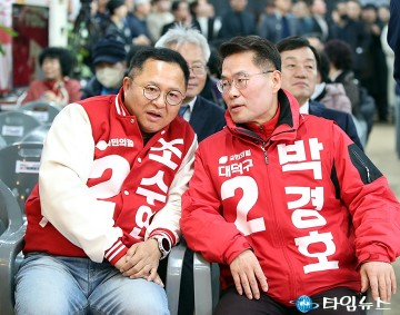 이택구 선거사무소 개소식에서 대화 나누는 조수연·박경호