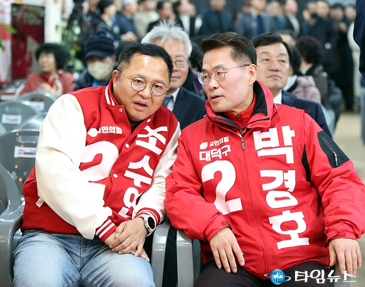 이택구 선거사무소 개소식에서 대화 나누는 조수연·박경호