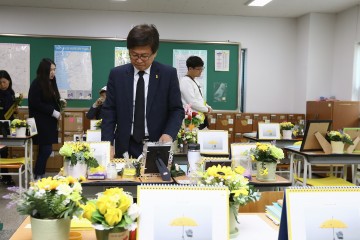 ‘세월호 4주기’ 기억교실 방문한 최교진 세종시교육감