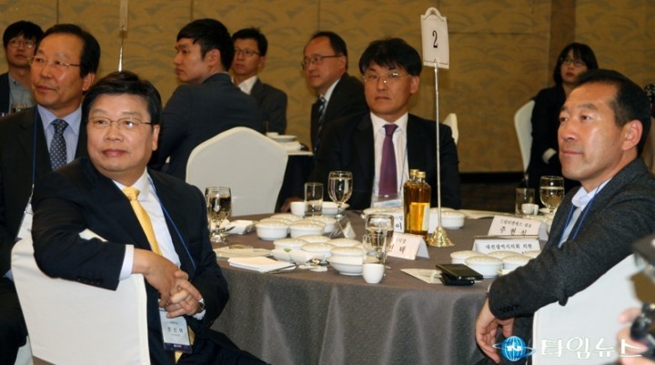 권선택 대전시장·김동섭 시의원, 흐뭇하게 바라보는 계약체결