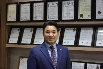 수소에너지발생기 부착으로 자동차 연비개선 30%에 도전한다.