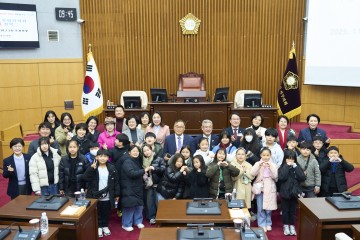 대전 서구의회, 가장동 어린이 주민자치회 30명 초청…민주 의사결정 직접 배웠다