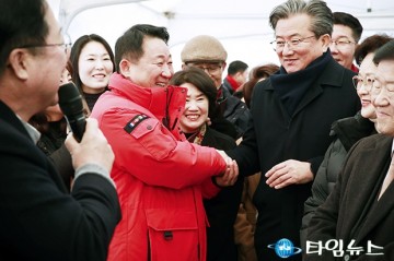 도안대로 개통에 악수 나누는 서철모 서구청장과 정용래 유성구청장