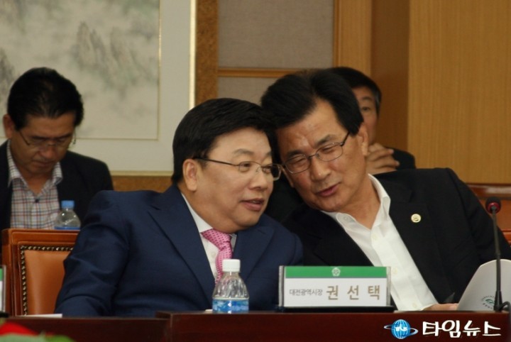 권선택 대전시장·이시종 충북지사, 대화중