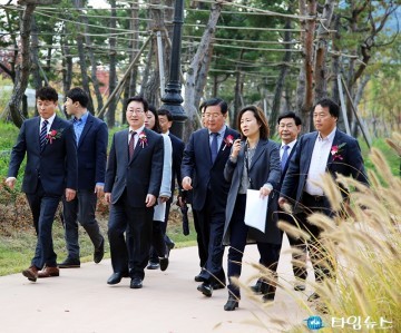 자연마당 둘러보는 박범계 의원과 장종태 서구청장