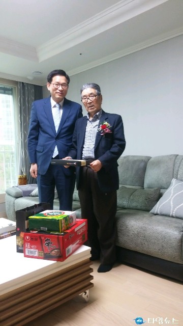 충북남부보훈지어버이날  ⦁무의탁 보훈가족에게  카네이션 달아드리기 