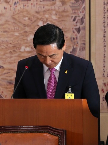 검증의 문앞에서 고개숙인  김상곤 후보