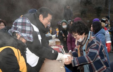 이용섭 광주시장, 경자년 새해맞이 떡국 나눔 배식 봉사