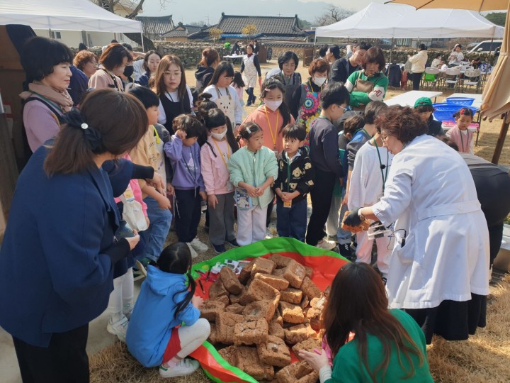 예천군, MZ엄마아빠와 함께하는 금당실 '소소금당 전통된장 만들기' 체험 열어 