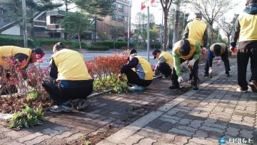 칠금중앙경로당 회원들 도로변 잡초제거 나서