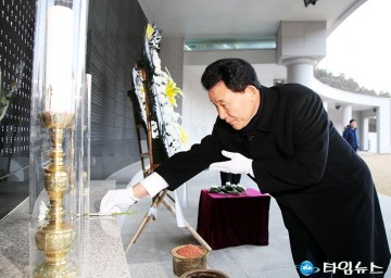 헌화·헌향하는 박용갑 중구청장
