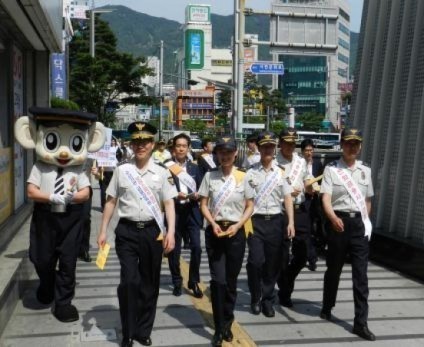 부산경찰청과 금융감독원, 금융기관 합동 가두캠페인 실시