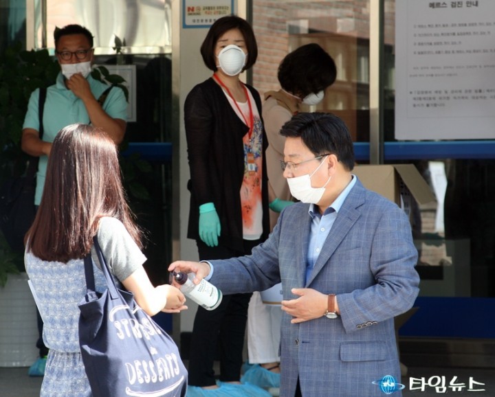 권선택 대전시장, “손 소독하고 들어가세요”