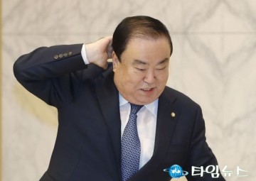 문희상 국회의장 초청 동포간담회 '국민의례 생략' 논란 일파만파