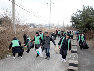 대동문화재단 임직원, 신창동유적 정화활동으로 시무식 가져