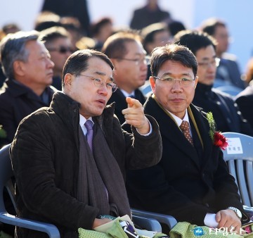 장재영 신세계 대표이사와 대화하는 이재관 대전시장 권한대행