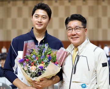 오상욱 금메달리스트와 사진 찍는 송활섭 대전시의회 의원
