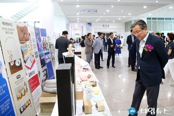 여성기업 우수제품 전시회 및 바자회 참석한 정용래 유성구청장