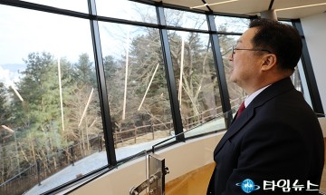 보문산 큰나무 전망대 둘러보는 이장우 대전시장