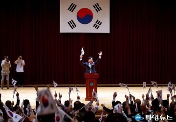 만세삼창 외치는 김경훈 대전시의회 의장