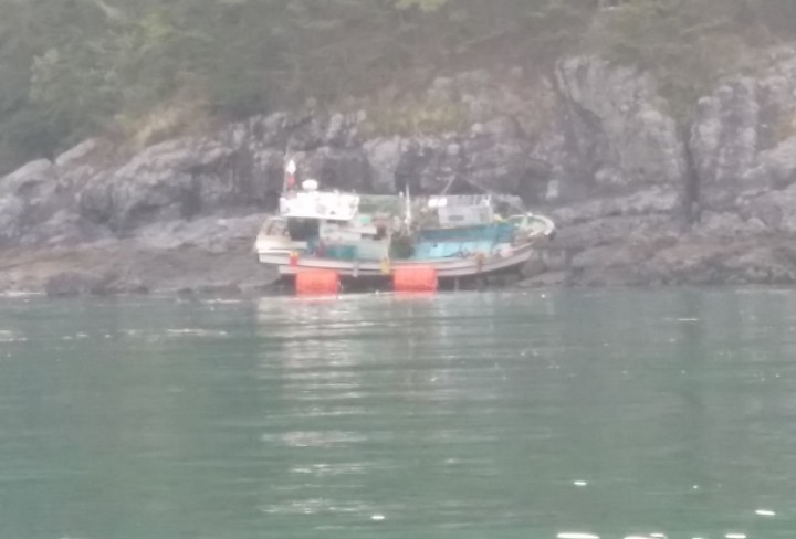 통영해경 새벽 5톤급 어선 암초에 좌초