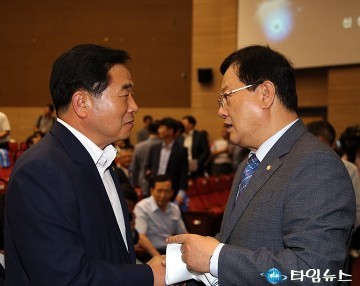 대화 나누는 박수범 구청장과 이은권 의원