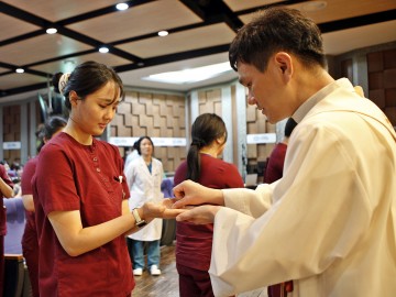 대전성모병원, 입사 1년 간호사 손축복식 개최