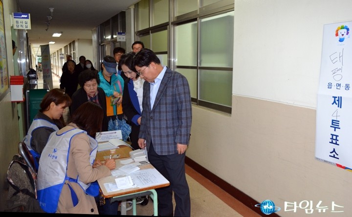 권선택 대전시장, 부인과 함께 투표!