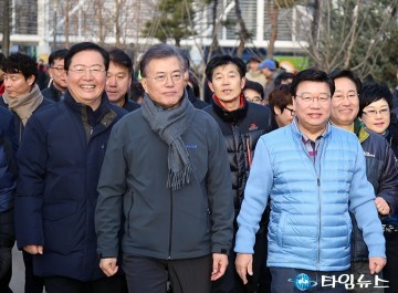 아침 산책하는 문재인·권선택